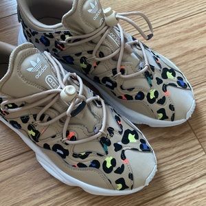 Adidas Originals Ozweego Plus Women’s Sneaker, size 8